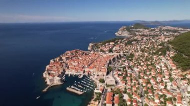 Hırvatistan 'ın eski Dubrovnik kasabası, mavi deniz ve dağlarının hava manzarası. Adriyatik Denizi 'nin Dalmaçya kıyıları, Avrupa. Seyahat ve doğa kavramı