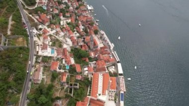 Karadağ 'ın eski Perast kasabası, mavi deniz ve dağlarının havadan görünüşü. Adriyatik Denizi 'nin Dalmaçya kıyıları, Avrupa. Seyahat ve doğa kavramı