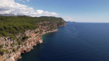 Pasjaca uçurumu ve plajı, mavi deniz ve dağları, Hırvatistan 'ın Dubrovnik kasabası yakınlarındaki hava manzarası. Adriyatik Denizi 'nin Dalmaçya kıyıları, Avrupa. Seyahat ve doğa kavramı