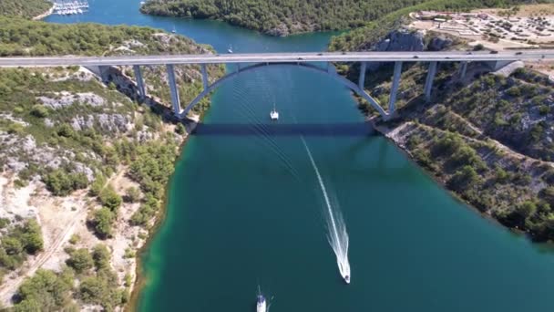 Volando Sobre Río Krka Autostrada Puente Arco Verano Día Soleado — Vídeos de Stock