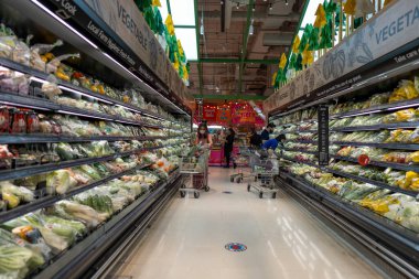 Bangkok, Tayland - 20 Ocak 2022: Bangkok, Tayland 'da süpermarkette sebze ve sebze dolu alışveriş sepeti olan Asyalılar