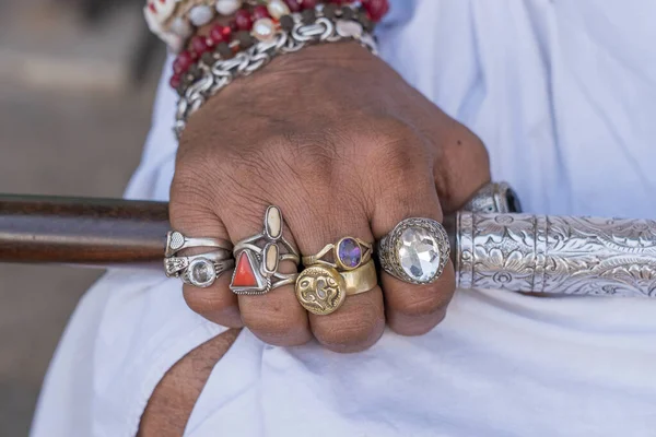 Hermosa Mano Masculina Decorada Con Anillos Pulseras Pushkar Rajastán India — Foto de Stock