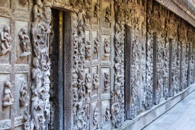 Efsanevi figürlerle oyulmuş antik ahşap duvar süslemeleri, Shwenandaw manastırı, Mandalay, Myanmar veya Burma, Hindiçin, yakın plan