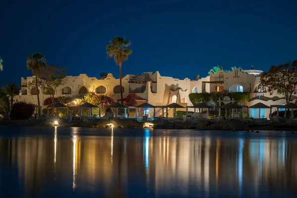 Будинки Соняшники Парасолі Відображені Спокійній Морській Воді Пляжі Вночі Курортному — стокове фото