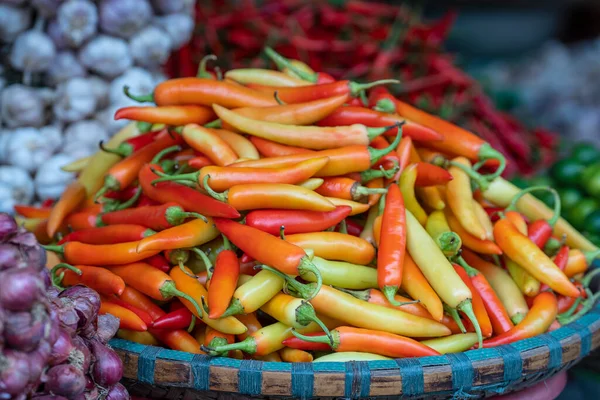 Pomerančová Žlutá Červená Paprika Prodej Trhu Pouličními Potravinami Starém Městě — Stock fotografie