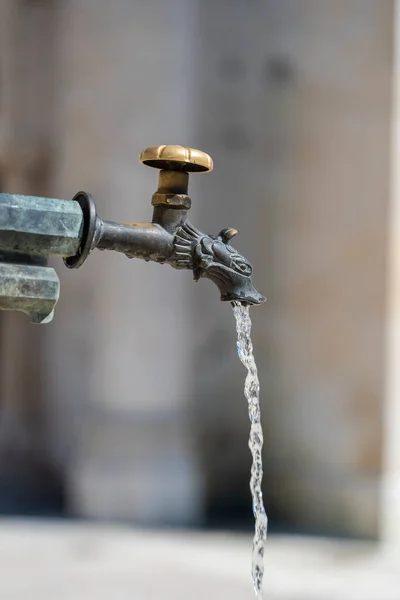 Старинный Кран Питьевой Водой Городской Улице Италия Крупным Планом — стоковое фото