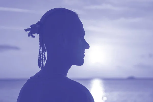 Silueta Joven Con Rastas Cabeza Cerca Del Mar Atardecer Color —  Fotos de Stock