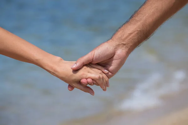 Mãos Casal Realizadas Juntas Perto Água Mar Azul Fundo Praia — Fotografia de Stock