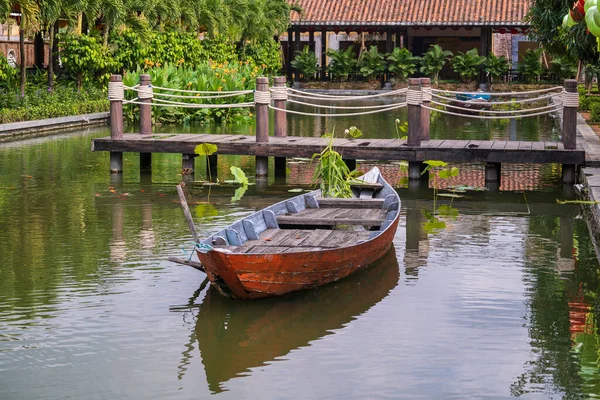 Danang Vietnam Daki Tropik Bir Bahçedeki Iskelenin Yakınındaki Gölette Tahta — Stok fotoğraf