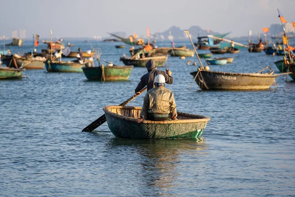 Βιετναμέζος Ψαράς Ένα Παραδοσιακό Στρογγυλό Υφαντό Μπαμπού Βάρκα Κωπηλασία Αυτοσχέδιες — Φωτογραφία Αρχείου