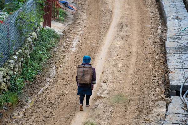 Egy Mezítlábas Etnikai Hmong Sétál Földúton Eső Után Utcán Hegyi — Stock Fotó