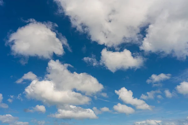 Φυσικό Φως Της Ημέρας Και Λευκά Σύννεφα Επιπλέουν Στο Γαλάζιο — Φωτογραφία Αρχείου