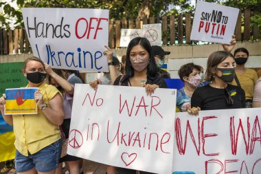 Bangkok, Tayland - 25 Şubat 2022: Bangkok, Tayland 'da Rusya' nın Bangkok, Tayland 'daki büyükelçiliği önünde Ukrayna' ya müdahaleyi protesto eden göstericiler