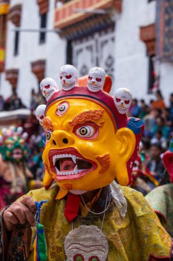Ladakh, Hindistan - 27 Haziran 2015: Cham Hemis Festivali, Kuzey Hindistan 'ın Ladakh şehrinde kötülüğe karşı kazanılan zaferi kutlayan maskeli danstır. Tibetli adam dans ediyor.