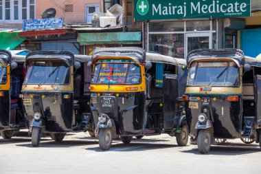 Srinagar, Hindistan - Temmuz 03, 2015: Srinagar, Jammu ve Kashmir Eyaleti 'nde bir yolda otomobil rickshaw taksileri