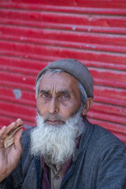 Srinagar, Hindistan - Temmuz 03, 2015: Hindistan 'da Srinagar, Jammu ve Kashmir' de sokak pazarındaki Hintli yaşlı adam