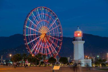 Batumi, Georgia - 31 Ekim 2018 Gürcistan 'ın batısındaki Dönme dolap ve deniz feneri