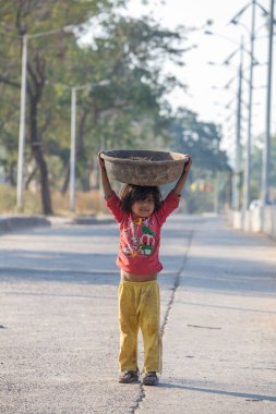 Mandu, Hindistan - 5 Şubat 2017: Hintli fakir çocuk sokakta. Yoksulluk Hindistan 'da büyük bir sorundur.