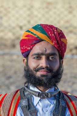 Jaisalmer, Hindistan - 08 Şubat 2017: Geleneksel Rajasthani kıyafeti giyen Hintli adam Jaisalmer, Rajasthan 'da Çöl Festivali' nin bir parçası olarak Bay Çöl Yarışmasına katıldı. Kapat.