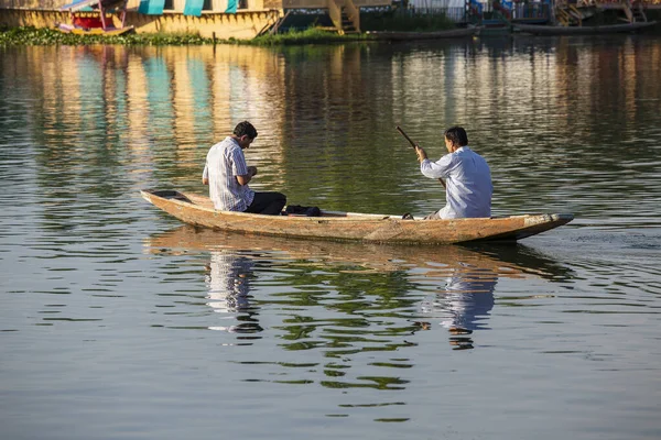 Srinagar Indien Juli 2015 Livsstil Dalsjön Lokalbefolkningen Använder Shikara Liten — Stockfoto