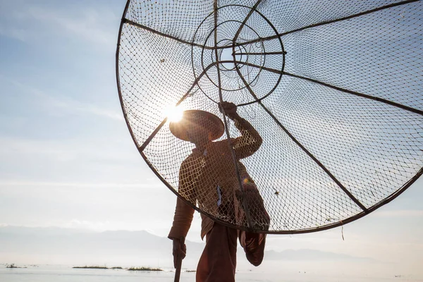 Inle Gölü Myanmar Ocak 2016 Bambu Teknesinde Burmalı Balıkçı Yapımı — Stok fotoğraf