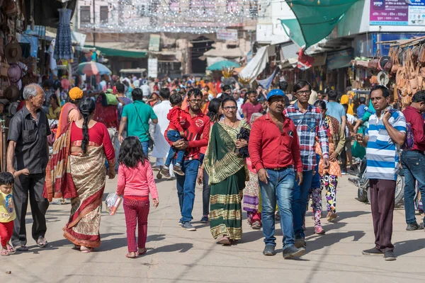 Pushkar Ινδία Νοέμβριος 2018 Άνθρωποι Που Περπατούν Ένα Πολυσύχναστο Δρόμο — Φωτογραφία Αρχείου