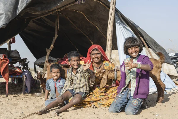 인도의 2018 인도인 가족들 사막에 오두막에서 제시간에 라자스탄의 근처에서 — 스톡 사진