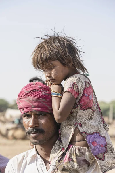 Pushkar Inde Nov 2018 Homme Indien Avec Enfant Dans Désert — Photo