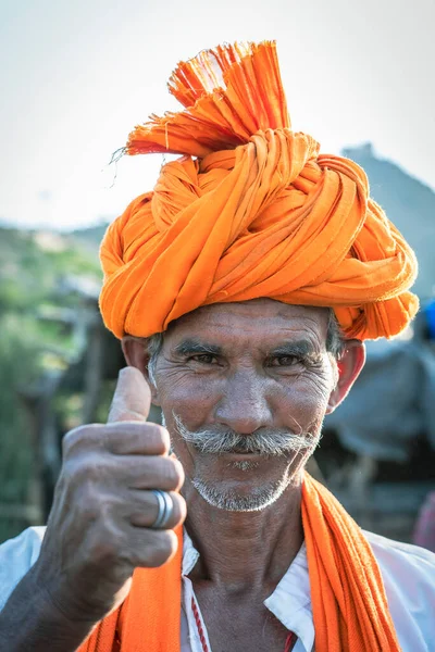 印度普什卡 2018年11月13日 印度拉贾斯坦邦普什卡 Pushkar Camel Mela 附近沙漠中的印度人 这是世界上最大的骆驼交易会 — 图库照片