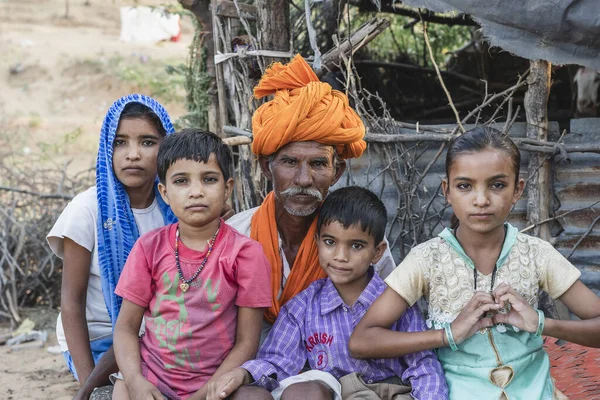 Pushkar Índia Novembro 2018 Homem Indiano Com Crianças Deserto Tempo — Fotografia de Stock