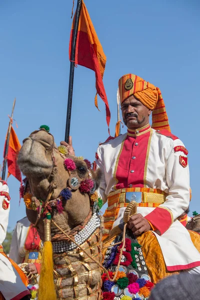 2017年2月8日 インドのラジャスタン州ジャイサルマーで開催される砂漠祭の一環として 伝統的なラジャスタニーのドレスを着たラクダに身を包んだインド人男性が砂漠コンテストに参加します 閉じろ — ストック写真