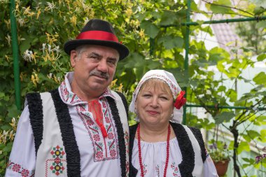 Dubossary, Transnistria, Moldova - 20 Haziran 2021: Dubossary, Transnistria, Moldova 'da turistlere poz veren Moldovalı erkek ve kadın, yakın portre