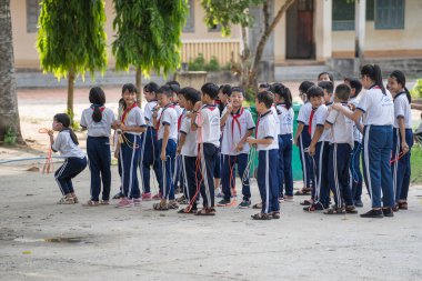 Phu Quoc Adası, Vietnam - 15 Mayıs 2020: Vietnamlı çocuklar Phu Quoc, Vietnam 'daki bir okulun avlusunda mola verdiler.