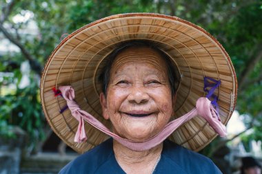 Danang, Vietnam - 30 Haziran 2020: hasır şapkalı yaşlı kadın Danang, Vietnam 'da bir sokak pazarında