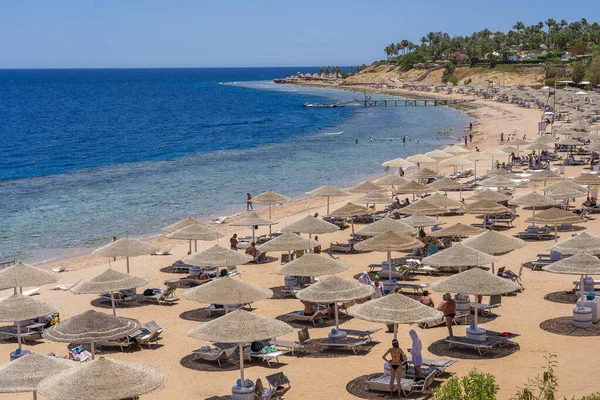 Sharm Sheikh Egito Maio 2021 Pessoas Relaxam Uma Praia Areia — Fotografia de Stock