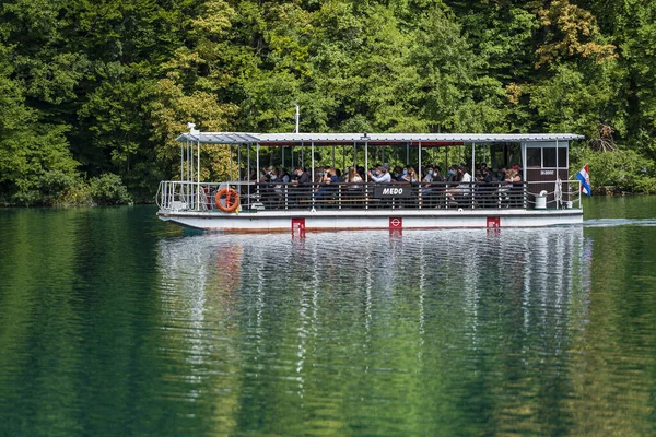 Jeziora Plitwickie Chorwacja Sierpnia 2021 Ludzie Pływają Statkiem Turystycznym Wzdłuż — Zdjęcie stockowe