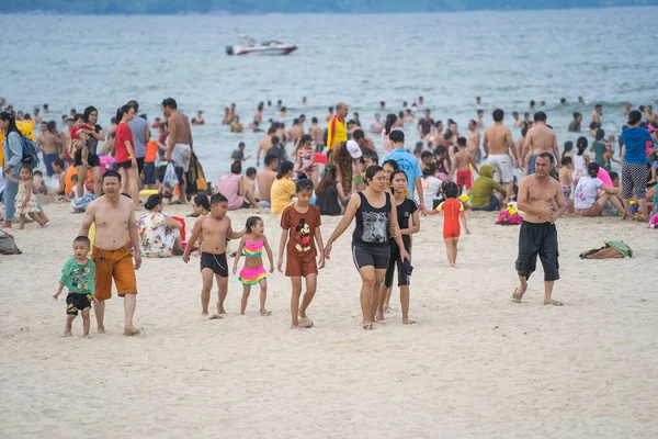 ベトナムのダナン 2020年6月14日 ベトナムの家族はビーチでリラックスして ベトナムのダナンで仕事をした後の夜に海で泳ぐ 地元の人々はビーチでリラックス — ストック写真