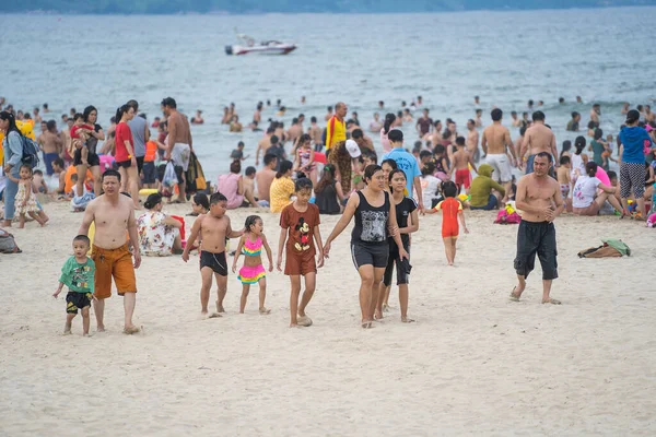 Danang Vietnã Junho 2020 Famílias Vietnamitas Relaxam Praia Nadam Mar — Fotografia de Stock