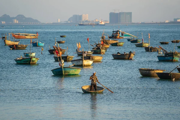 Danang Vietnam Abril 2020 Pescador Vietnamita Barco Tradicional Bambú Tejido — Foto de Stock