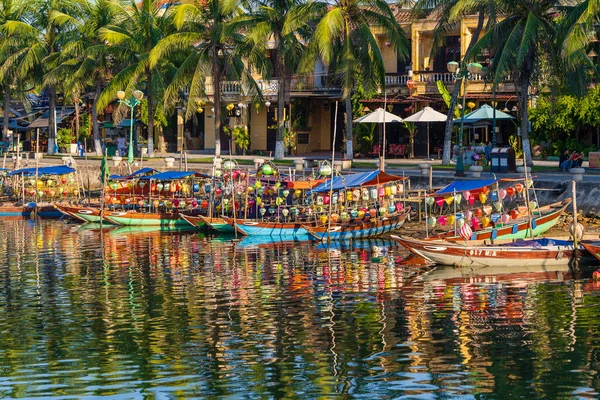 Hoi Vietnam Luglio 2020 Veduta Barche Legno Con Lanterne Colorate — Foto Stock
