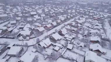 Kış zamanı özel evleri ve bahçeleri olan Ukrayna kar köyünün hava manzarası. Bir İHA 'dan ateş etmek. Ukrayna, Doğu Avrupa