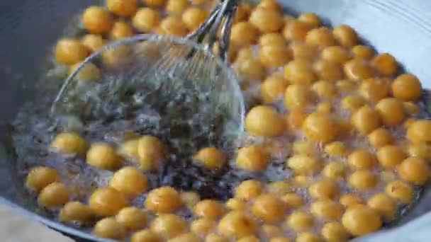 Bolas Arroz Coco Tradicional Sobremesa Tailandesa Feita Farinha Arroz Leite — Vídeo de Stock