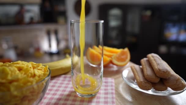 Frischen Orangensaft Ein Transparentes Glas Auf Einem Drehtisch Der Küche — Stockvideo