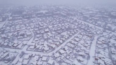 Kış zamanı özel evleri ve bahçeleri olan Ukrayna kar köyünün hava manzarası. Bir İHA 'dan ateş etmek. Ukrayna, Doğu Avrupa