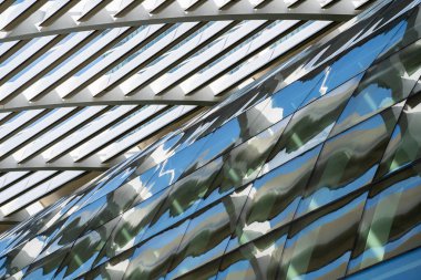 Singapur sokaklarında yüksek cam gökdelenler. Ofis pencerelerinin arka planı, kapat