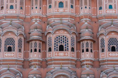 Hawa Mahal duvar manzarası, eski şehir Jaipur 'da pembe rüzgar sarayı, Rajasthan, Hindistan. Hint mimarisinin arka planı, yakın plan.