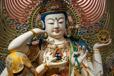 Çin Mahallesi, Singapur 'daki Buda Dişi Kalıntısı Tapınağı' nın içindeki Buda heykeline yaklaş..