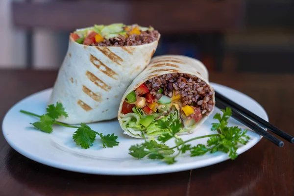 Burrito Vegano Rebanadas Envoltura Alimentos Crudos Con Ingredientes Veganos Plato —  Fotos de Stock