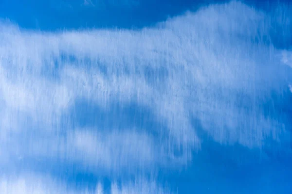 Weiße Wolkenstreifen Über Dem Blauen Himmel Exotisch Schöne Wolkenformen Abendhimmel — Stockfoto