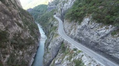 Tara Nehri Kanyonu, Kuzey Karadağ, Avrupa, seyahat ve doğa konseptinde arabalı büyük dağlar ve yol manzarası